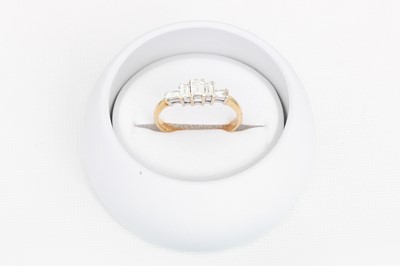 Lot 127 - A FIVE STONE DIAMOND RING, the baguette cut...