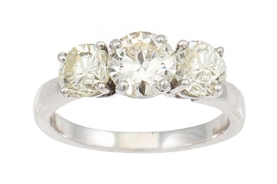 Lot 448 - A THREE STONE DIAMOND RING, the brilliant cut...