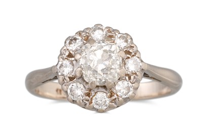 Lot 8 - A DIAMOND CLUSTER RING, set with old cut...