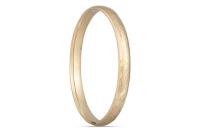 Lot 135 - A 9CT GOLD BANGLE, diamond cut decoration,...
