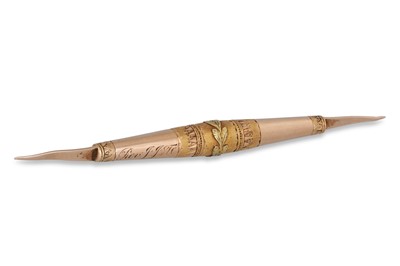 Lot 191 - AN ANTIQUE YELLOW METAL DOUBLE ENDED TOOTH...