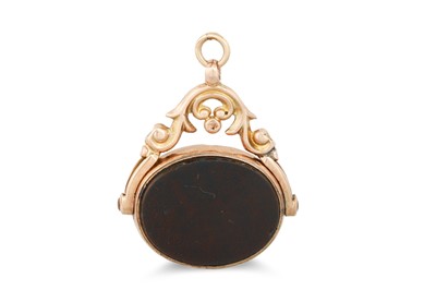 Lot 15 - AN ANTIQUE GOLD SWIVEL SEAL, carnelian set, 7g.