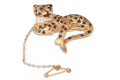 Lot 27 - A DIAMOND, RUBY AND SAPPHIRE BROOCH, in the...