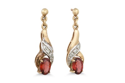 Lot 31 - A PAIR OF DIAMOND AND GARNET DROP EARRINGS,...