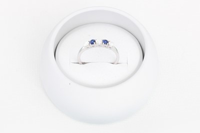 Lot 76 - A DIAMOND AND SAPPHIRE FIVE STONE RING,...