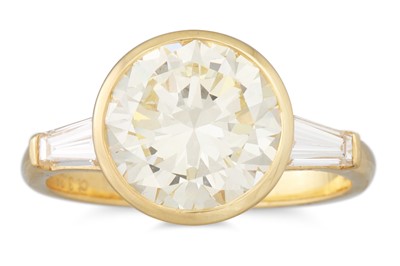 Lot 257 - A DIAMOND SOLITAIRE RING, the bezel set...