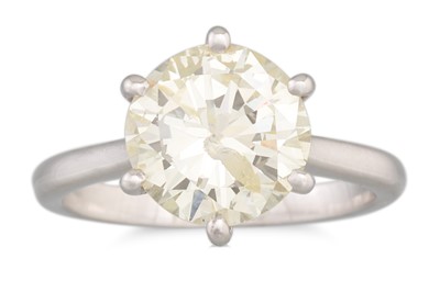 Lot 258 - A DIAMOND SOLITAIRE RING, mounted in 18ct...