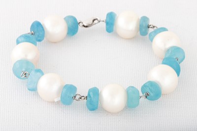 Lot 55 - AN AQUAMARINE AND FRESH WATER PEARL BRACELET,...