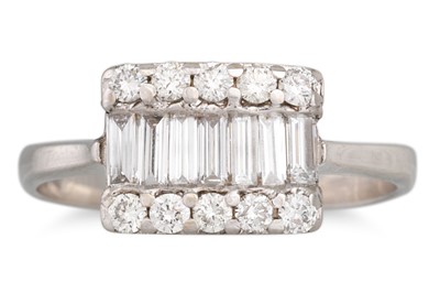 Lot 150 - A DIAMOND CLUSTER RING, set with baguette and...