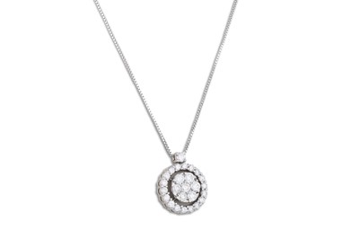 Lot 276 - A DIAMOND CLUSTER PENDANT, of circular form,...