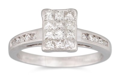 Lot 159 - A DIAMOND CLUSTER RING, the twelve illusion...