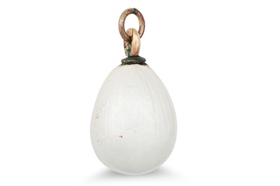 Lot 36 - A VINTAGE CONTINENTAL WHITE ENAMEL EGG PENDENT,...