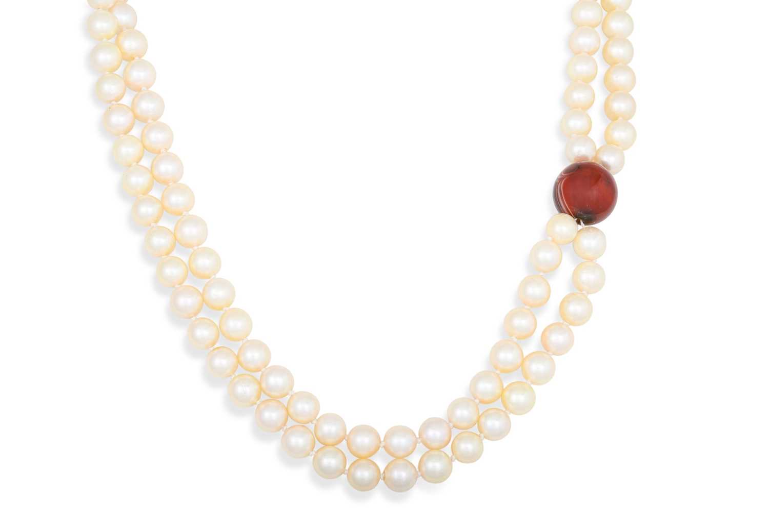 Lot 38 - A CULTURED PEARL NECKLACE, with agate spacer...