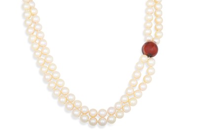 Lot 38 - A CULTURED PEARL NECKLACE, with agate spacer...
