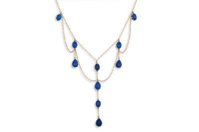 Lot 54 - A LAPIS LAZULI FRINGE NECKLACE, gold chain links
