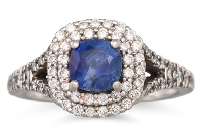 Lot 91 - A SAPPHIRE AND DIAMOND CLUSTER RING, the...