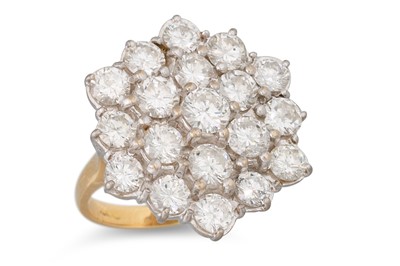 Lot 256 - A DIAMOND CLUSTER RING, set with brilliant cut...
