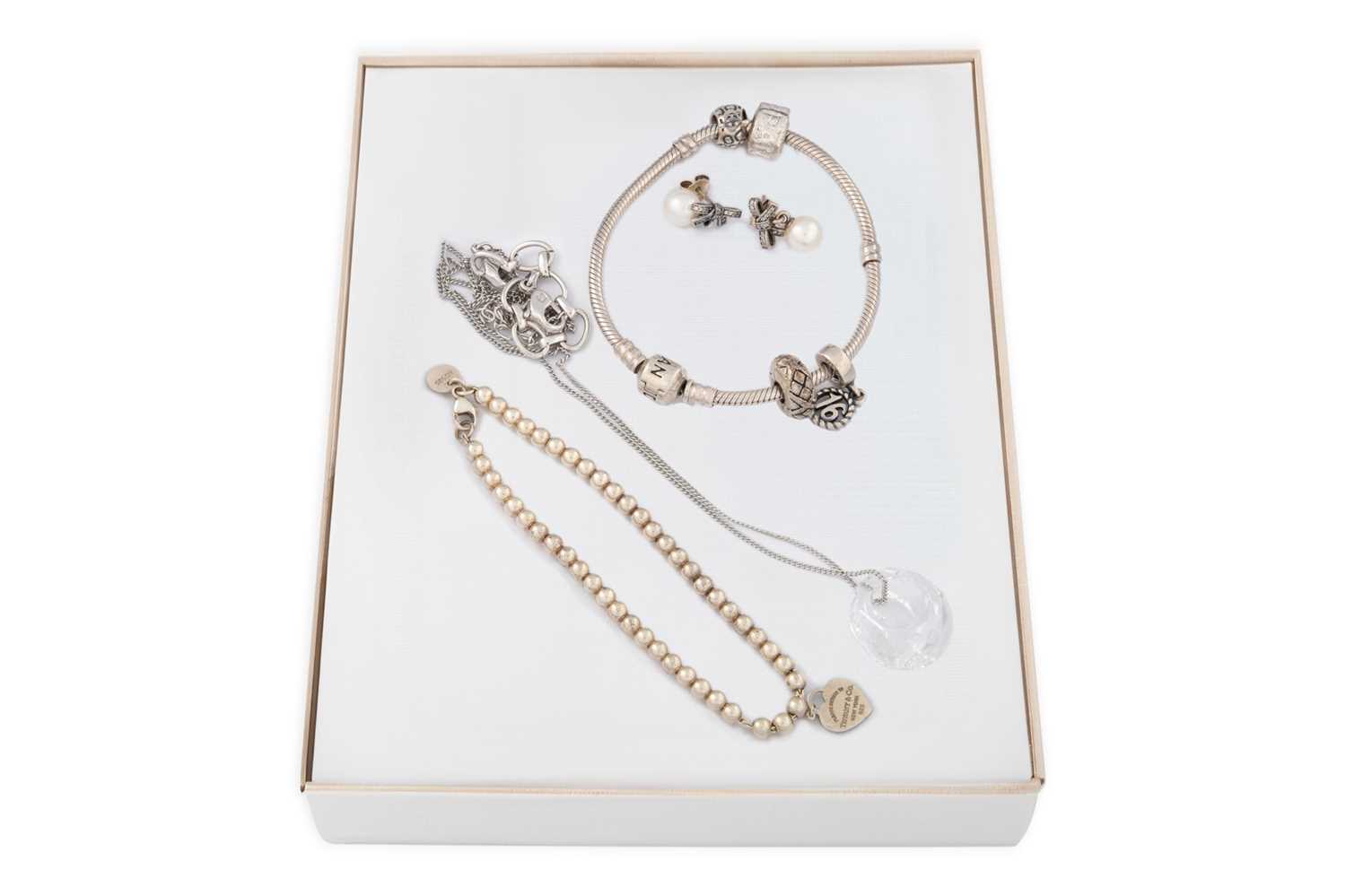 Lot 77 - AN INTERESTING COLLECTION OF COSTUME JEWELLERY,...