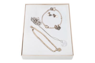 Lot 77 - AN INTERESTING COLLECTION OF COSTUME JEWELLERY,...