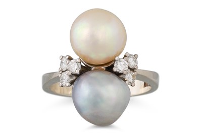 Lot 286 - A TWO STONE PEARL RING, to diamond shoulders,...
