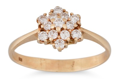 Lot 294 - A DIAMOND CLUSTER RING, the brilliant cut...