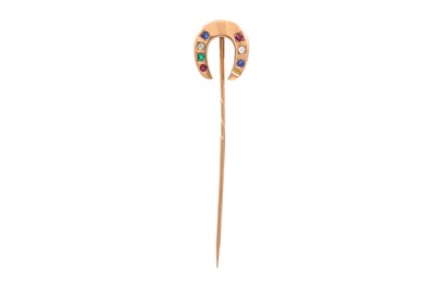 Lot 337 - AN ANTIQUE HORSESHOE PIN, set with emerald,...