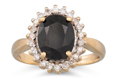 Lot 25 - A DIAMOND AND SAPPHIRE CLUSTER RING, the oval...
