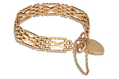Lot 26 - A GOLD GATE BRACELET, padlock clasp, 20 g.