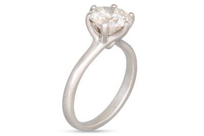 Lot 191 - A DIAMOND SOLITAIRE RING, mounted in platinum....
