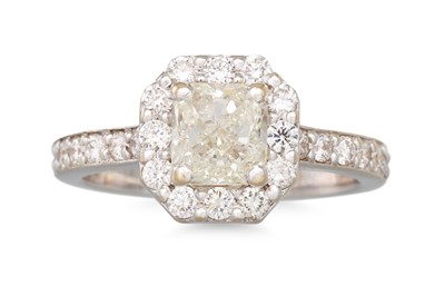 Lot 273 - A DIAMOND SOLITAIRE RING, the central diamond...