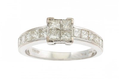 Lot 31 - A DIAMOND CLUSTER RING, the princess cut...