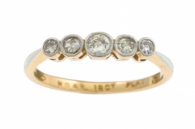 Lot 32 - A FIVE STONE DIAMOND RING, the circular...