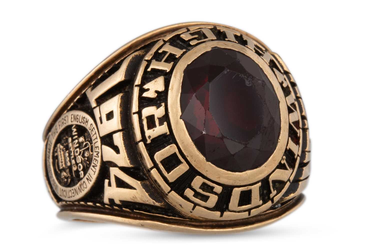 Lot 83 - A 10CT GOLD GENT'S COLLEGE RING, size T, 18.1 g.