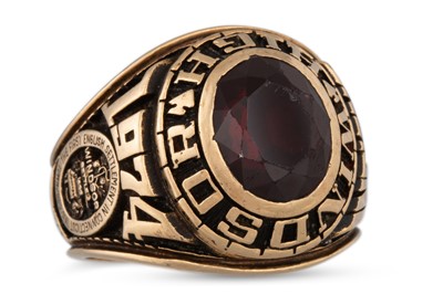 Lot 83 - A 10CT GOLD GENT'S COLLEGE RING, size T, 18.1 g.