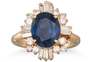 Lot 258 - A DIAMOND AND SAPPHIRE CLUSTER RING, the oval...