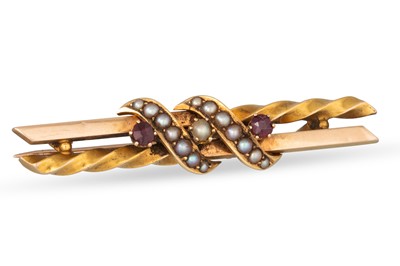 Lot 37 - AN ANTIQUE 15CT DOUBLE BAR BROOCH, set with...