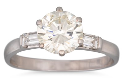 Lot 314 - A DIAMOND SOLITAIRE RING, the round brilliant...