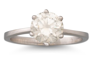 Lot 324 - A DIAMOND SOLITAIRE RING, the round brilliant...