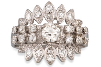 Lot 335 - A DIAMOND CLUSTER RING, the brilliant cut...