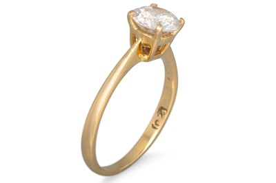 Lot 215 - A DIAMOND SOLITAIRE RING, the round brilliant...