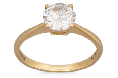Lot 252 - A DIAMOND SOLITAIRE RING, the round brilliant...