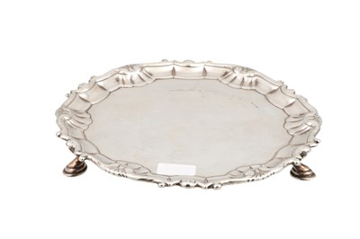 Lot 486 - A GEORGIAN IRISH CIRCULAR SILVER SALVER, pie...