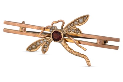 Lot 7 - A VINTAGE BROOCH, garnet and seed pearl set,...