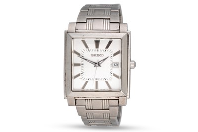 Lot 46 - A GENT'S STAINLESS STEEL SEIKO WRISTWATCH,...