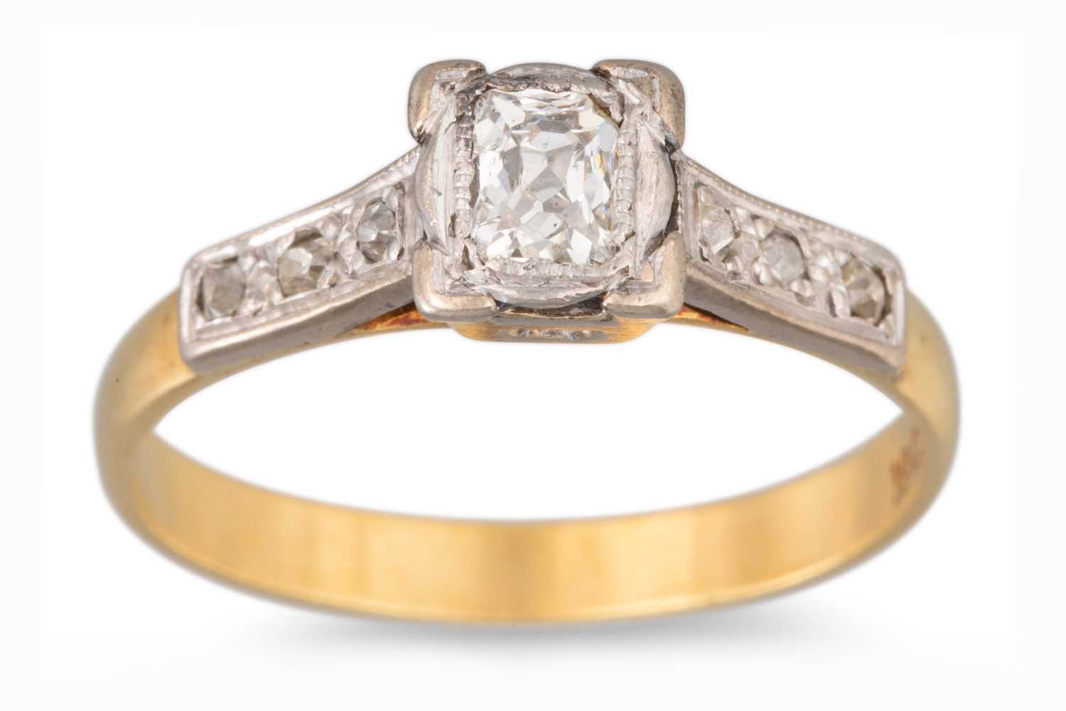 Lot 21 - A VINTAGE DIAMOND SOLITAIRE RING, mounted in...