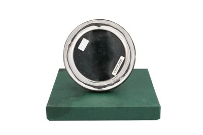 Lot 566 - A MODERN IRISH SILVER CIRCULAR PHOTO FRAME,...