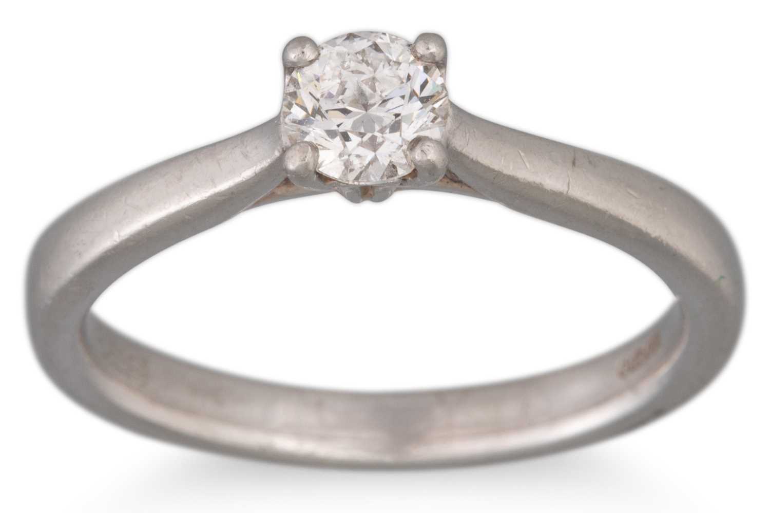 Lot 39 - A DIAMOND SOLITAIRE RING, the round brilliant...
