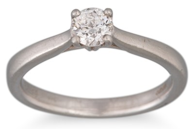 Lot 39 - A DIAMOND SOLITAIRE RING, the round brilliant...