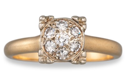 Lot 46 - A VINTAGE DIAMOND CLUSTER RING, mounted in...