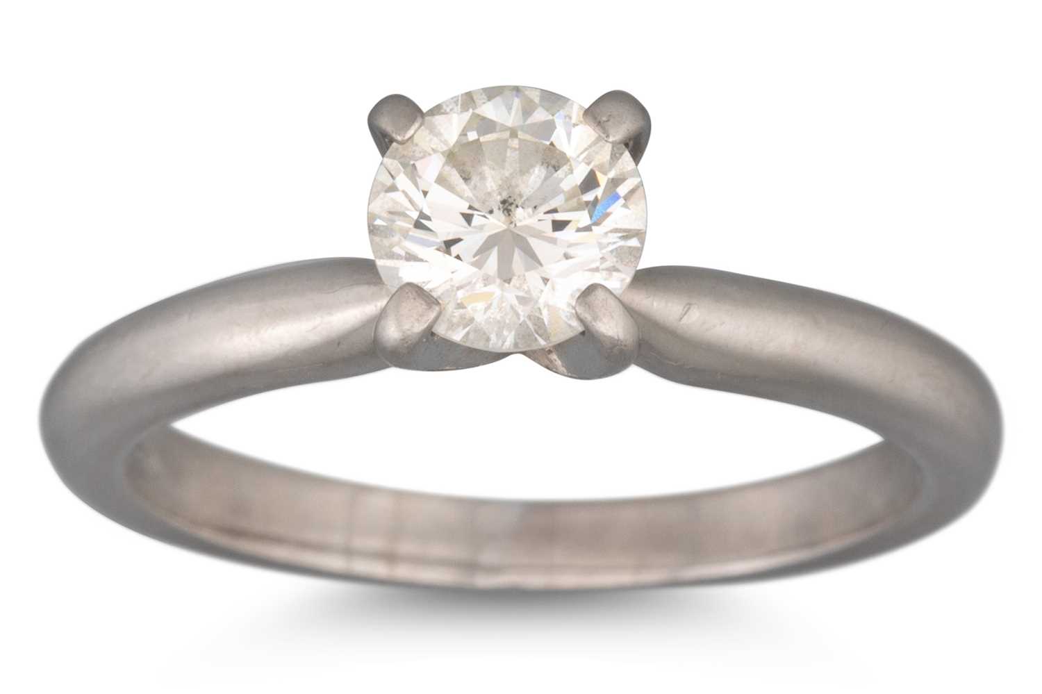 Lot 38 - A DIAMOND SOLITAIRE RING, set in platinum....